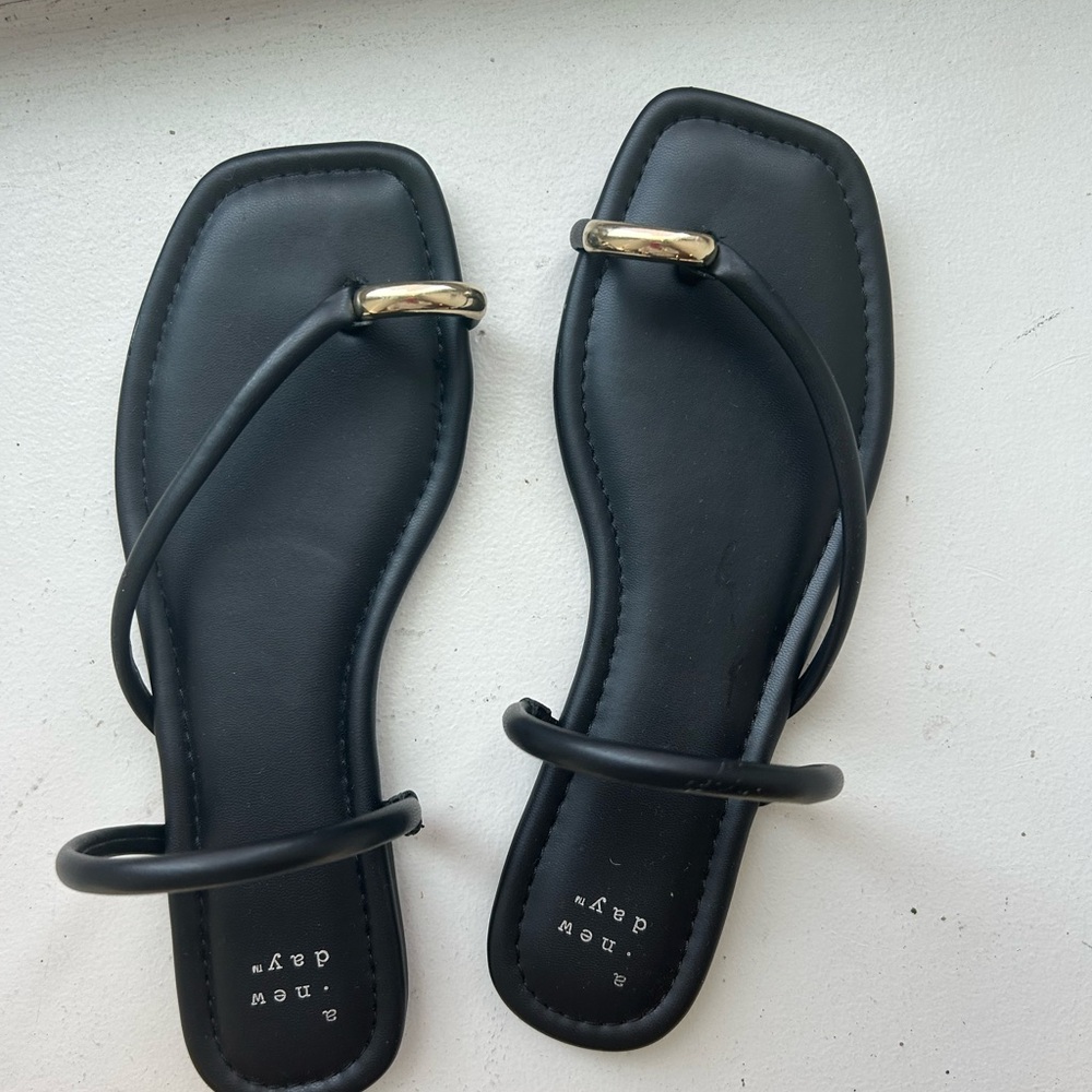 A New Day Black and Gold toe ring sandals with memory foam insole